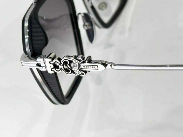 Picture of Chrome Hearts Sunglasses _SKUfw71516564fw